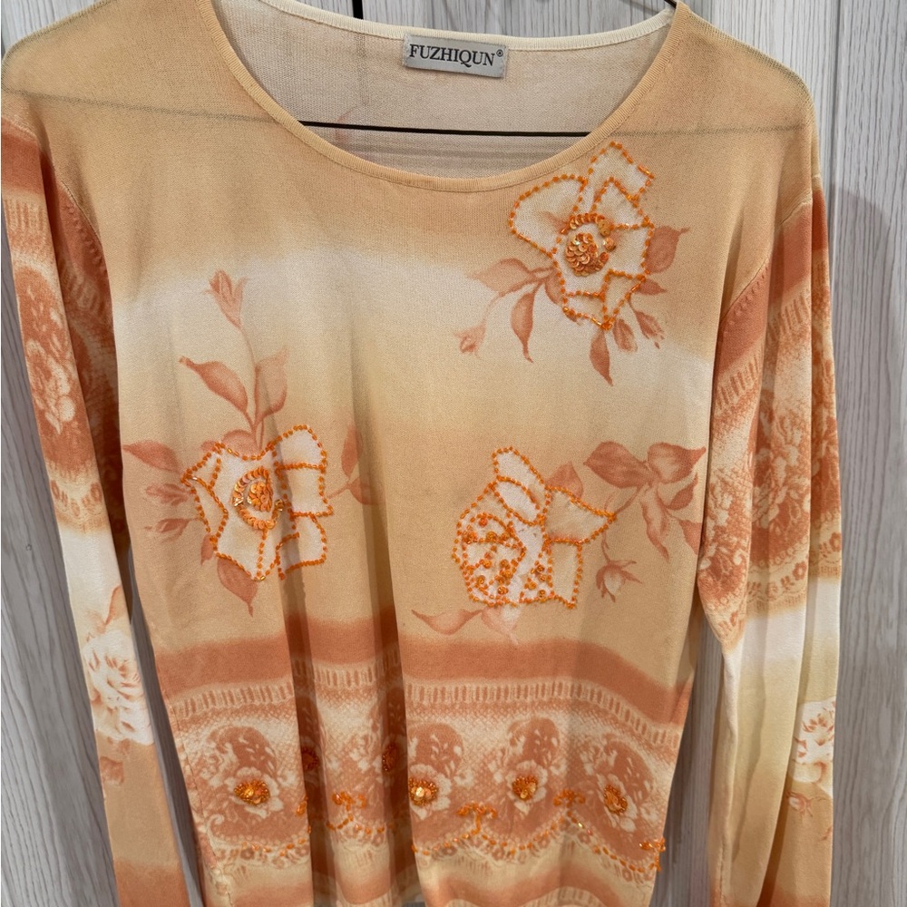 Women’sFuzhiquen Floral sequin long Sleeve Top in peach cream SZ small-medium?